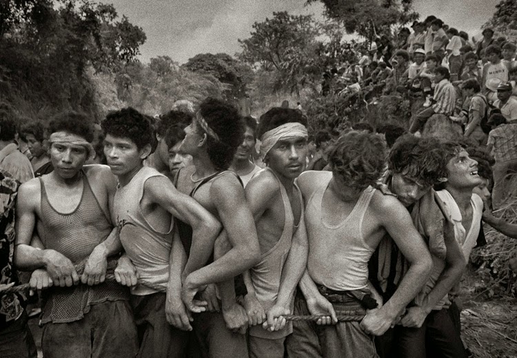 Foto de Rafael Trobat, "Guardianes de Santo Domingo", 1991 | stylefeelfree