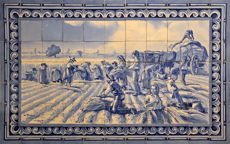 Paneles de azulejos de un Portugal idealizado