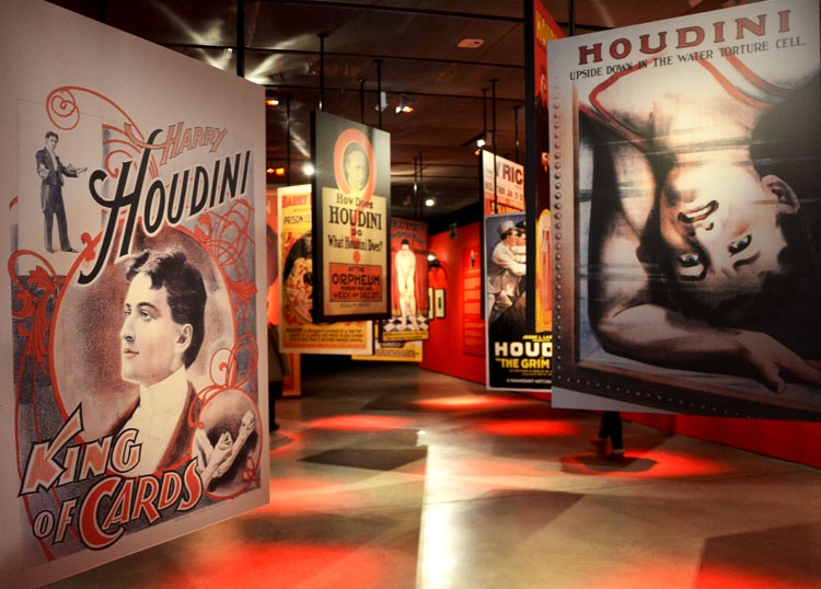 Vista de sala de la muestra "Houdini, las leyes del asombro" en Espacio Telefónica | StyleFeelFree