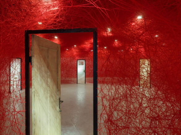 Chiharu Shiota | Instalación en el EMMA Museo | StyleFeelFree